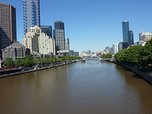 Yarra River Southbank and Melbourne sides 2010-11-22.jpg