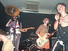 Йеборобо изпълнява на живо в The Old Blue Last, Лондон