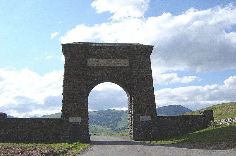 File:Yellowstone Gate.JPG