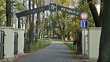 Zameczek Petrovice - brama wjazdowa.jpg