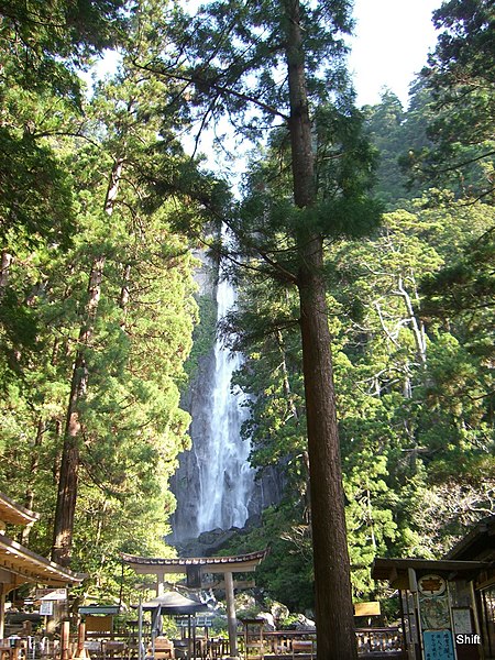 File:(和歌山県)那智大滝。日本三大名瀑のひとつ。落差は133mに及ぶ。(那智勝浦はマグロがうまい) - panoramio.jpg