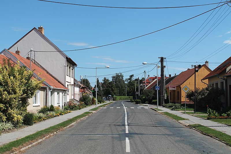 File:Žatčany, Třebomyslice, hlavní ulice (2017-08-05; 06).jpg