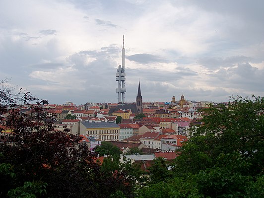 Žižkov vanaf de Vitkovheuvel, met de televisietoren prominent in beeld