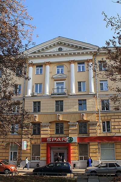 File:Жилой дом 110 по проспекту Гагарина, элемент фасада.jpg
