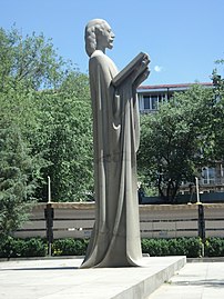 Արմեն Տիգրանյանի հուշարձան. տեսք կողքից