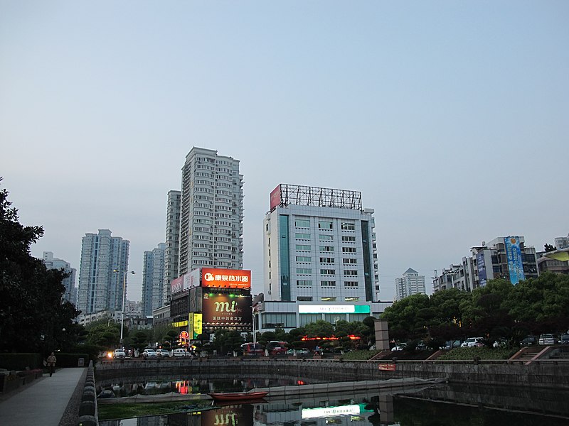 File:中山公园里看农业银行大楼 - panoramio.jpg