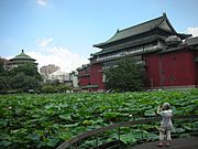 Bagian belakang Museum Sejarah Nasional dan kolam teratai di Kebun Raya Taipei
