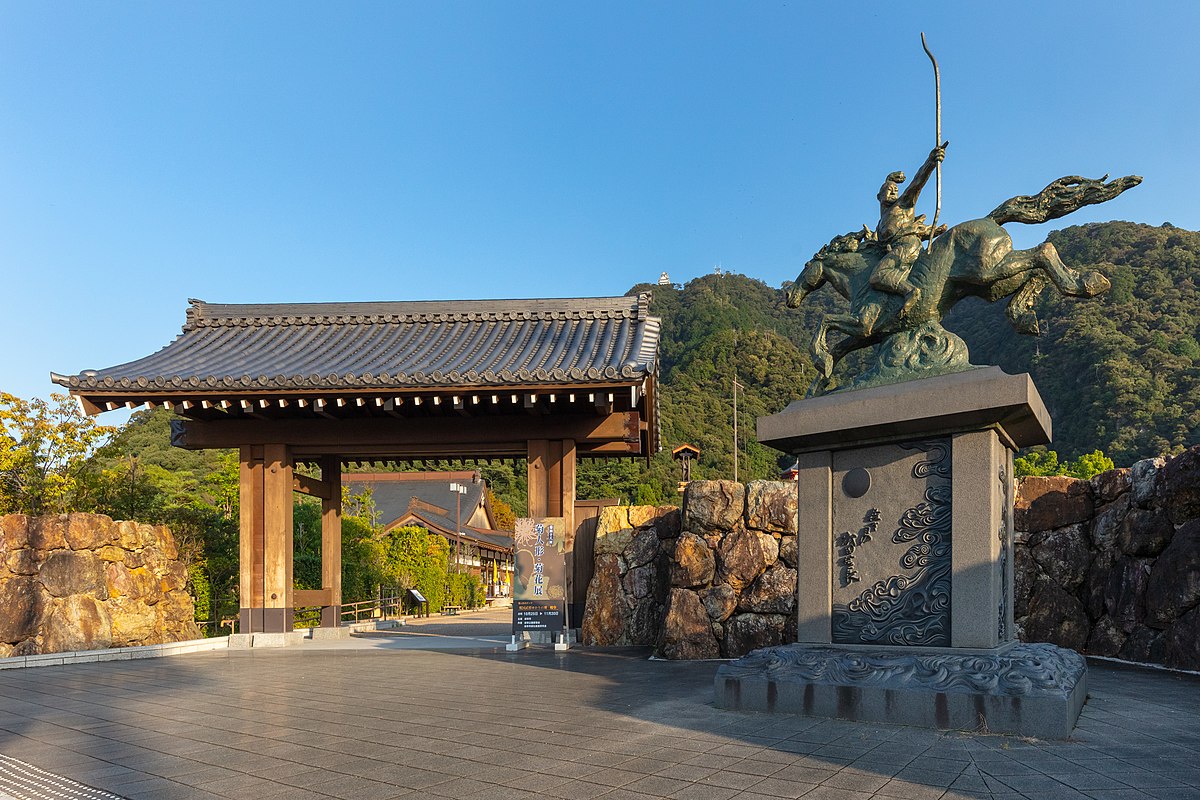 File 岐阜公園 正門と若き日の織田信長像gifukoen022 Jpg Wikimedia Commons