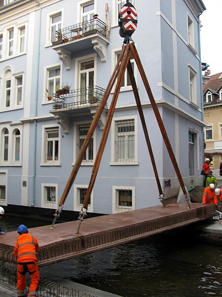 File:02 Einheben von Fertigteilen für die Fischeraubrücke in Freiburg.jpg