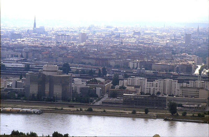 File:178R19270888 Blick vom Donauturm, Blick Richtung Süden, Nordbahnhof , links Gebäude der Pensionsversicherung.jpg