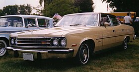 1974 AMC Ambassador Brougham sedán de 4 puertas beige.JPG