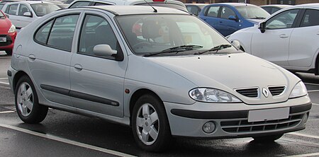 2002 Renault Megane Fidji 16V 1.6 Front.jpg