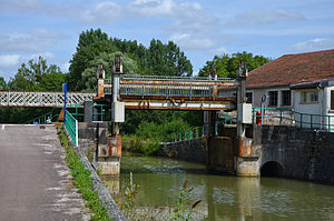 2012 août 0400 Pont-levant sur le canal à Luzy sur Marne.jpg