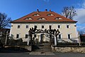 Herrenhaus, Garten und Einfriedungsmauer des Rittergutes Wohla, auf den Steinsäulen der Einfriedung je eine figürliche Plastik