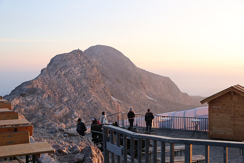 File:2022-08-14 Obertraun Dachsteinseilbahn Sonnenaufgang20.jpg