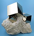 Pyrit (FeS2) danner naturligt heksaeder krystaller.