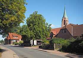 Meinser Straße mit Blick auf den neugotischen Kirchturm in Meinsen