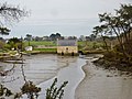 Le moulin à marée de Pomper (en Baden, mais à la limite de la commune d'Arradon) à marée basse.