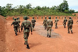 Soldats de la 3e compagnie de l'armée béninoise sur le champ de tir à Bembèrèkè