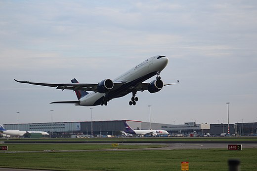 Een Airbus A330-900 van Delta Air Lines tijdens de start van Schiphol