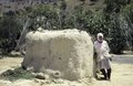 Une potière à côté de son atelier - Oued Ris, Maroc - mai 1997