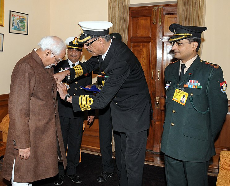 File:A service officer from Kendriya Sainik Board pinning a lapel on the Vice President, Shri Mohd. Hamid Ansari, on the occasion of “Armed Forces Flag Day”, in New Delhi on December 06, 2013.jpg