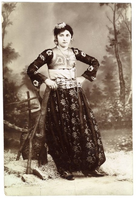 بورتريه لأمرأة ألبانية في أواخر القرن التاسع عشر