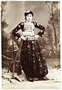 Kvinne fra Albania iført vid buksedrakt tidlig på 1900-tallet