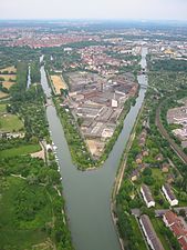 Anschluss über den Stichkanal Linden (rechts; links: Verbindungskanal zur Leine; Lage52.3871599.67302)