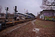 Blick von der Spreebrücke auf die Bahnsteige und das Unterwerk Treptow, Februar 2009