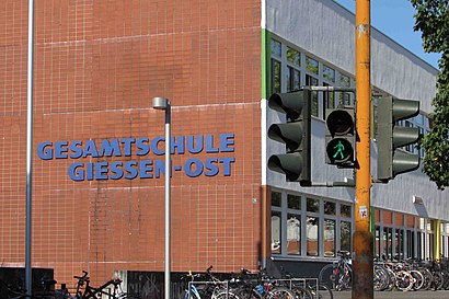 So kommt man zu Gesamtschule Gießen-Ost mit den Öffentlichen - Mehr zum Ort Hier