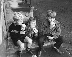 Amsterdamse jongens eten appels (1957)