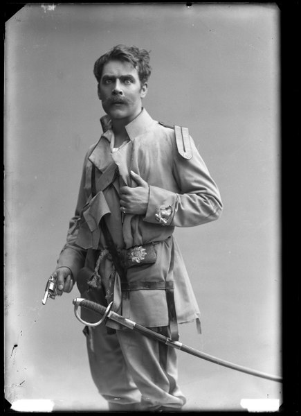 File:Anders de Wahl as Bluntschili in Hjältar at Svenska teatern 1906 - SMV - GV012.tif