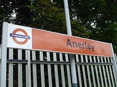 Señalización de la estación de Anerley 2010.JPG