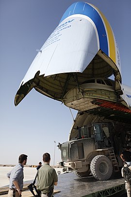 Antonov-vliegtuig in Afghanistan bij het inladen