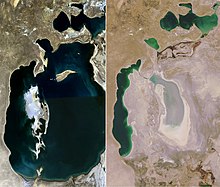 Duas imagens lado a lado. Na primeira, o Mar de Aral possui uma coloração azul escuro, se estende por grande extensão e somente algumas pequenas ilhas. Na outra imagem da direita, a mesma área, com água com aspecto azulado mais claro somente à esquerda e no topo da imagem. No restante, um aspecto seco e desértico.