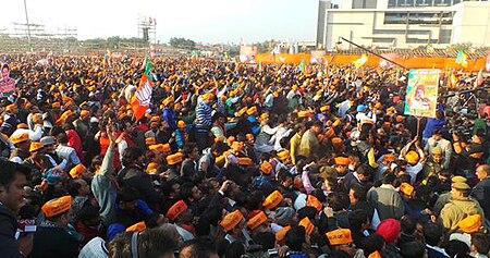 ไฟล์:Audience at a Narendra Modi rally in Delhi.jpg