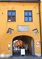 Eingang zur Fuggerei mit Wappen der Fugger