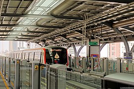รถไฟฟ้า ซีเมนส์ EMU-A2 กำลังเข้าสู่ชานชาลาที่สถานี