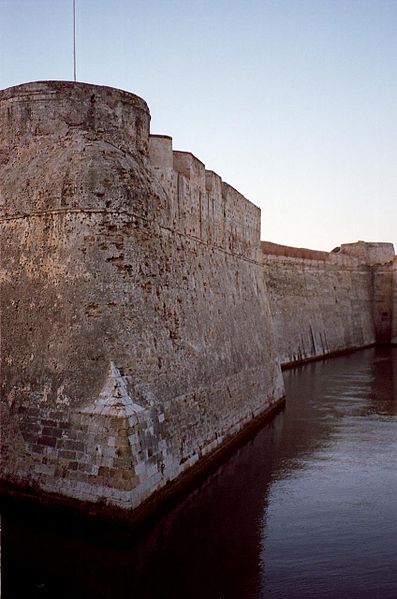 File:Baluarte de la Bandera y foso de San Felipe.jpg