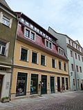 Residential house in closed development, with side wing in the courtyard