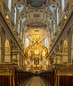 Basilique Cathédrale Notre Dame de Québec, vue de l'intérieur vers l'autel, Québec