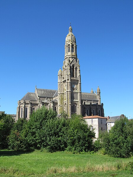 File:Basilique de Saint-Laurent-sur-Sèvre03.jpg