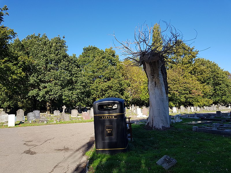 File:Beckenham Cemetery 20181022 131324 (30554513807).jpg