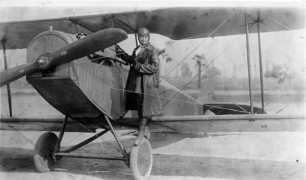 Bessie Coleman and her plane (1922).jpg