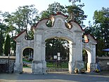 Biłgoraj, brama cmentarza "W Puszczy".jpg