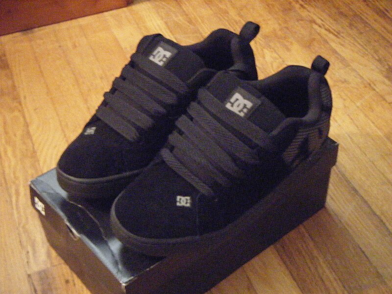 File:Black DC Court Graffik shoes.jpg