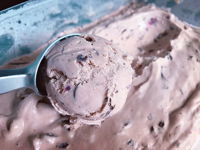 File:Blueberry Salted Caramel Ice Cream with Chocolate Freckles (36948898012).jpg