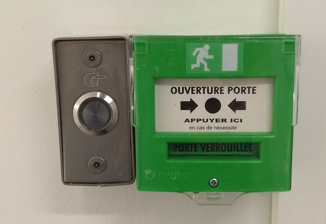 File:Boîtier ouverture porte issue de secours.jpg