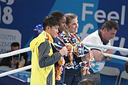 Deutsch: Boxen bei den Olympischen Jugendspielen 2018 Tag 12, 18. Oktober 2018 - Medaillenzeremonie im Leichtgewicht der Mädchen - Gold: Caroline Sara DuBois (Großbritannien), Silber: Porntip Buapa (Thailand), Bronze: Oriana Saputo (Argentinien); Medaillenübergabe durch Habu Gumel (IOC, Nigeria), Geschenkübergabe durch Raymond Silvas (USA, AIBA). English: Boxing at the 2018 Summer Youth Olympics on 18 October 2018 – Girl's Lightweight Medal Ceremony - Gold: Caroline Sara DuBois (Great Britain), Silver: Porntip Buapa (Thailand), Bronze: Oriana Saputo (Argentina); Medal handover by Habu Gumel (IOC, Nigeria), Gift presented by Raymond Silvas (USA, AIBA). Español: Boxeo en los Juegos Olímpicos Juveniles de Verano de 2018 en 18 de octubre de 2018 - Ceremonia de la Medalla de peso ligero para niñas - Oro: Caroline Sara DuBois (Gran Bretaña), Plata: Porntip Buapa (Thailand), Bronce: Oriana Saputo (Argentina); Entrega de medallas por Habu Gumel (COI, Nigeria), Regalo presentado por Raymond Silvas (EE. UU., AIBA).